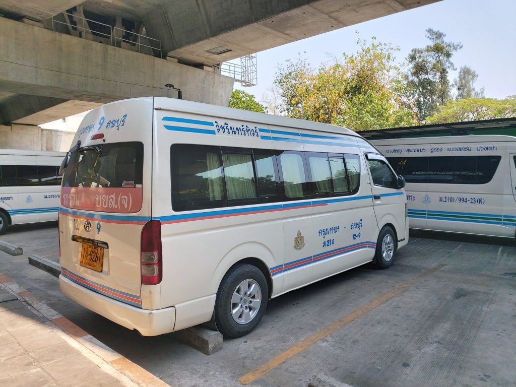 Watcharin tour's minivan from Bangkok to Lopburi